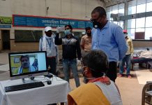 बनारस स्टेशन पर फंसे लोगों से रेल राज्यमंत्री ने विडियो काल करके पूछा हाल