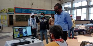 बनारस स्टेशन पर फंसे लोगों से रेल राज्यमंत्री ने विडियो काल करके पूछा हाल