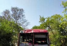 छात्रों को ले जा रही बस अयोध्या में दुर्घटना ग्रस्त