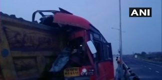महाराष्ट्र: ट्रक और बस की टक्कर में 4 मजदूरों की मौत, 15 घायल