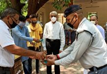 BHU: अखिल भारतीय विद्यार्थी परिषद ने किया कोरोना योद्धाओं का सम्मान