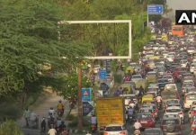 Lockdown में राहत मिलने के बाद, दिल्ली में कुछ इस तरह दिखे नजारे