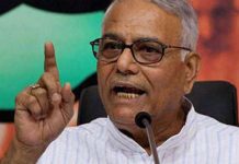 प्रवासी मज़दूरों को वापस भेजने के लिए धरने पर बैठे पूर्व वित्तमंत्री यशवंत सिन्हा और संजय सिंह