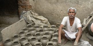 वाराणसी: कोरोना काल में प्रधानमंत्री मोदी के संसदीय क्षेत्र में 80 कुम्हार परिवारों को क्या मिला