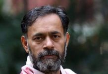 दिल्ली दंगा: कॉन्स्टेबल मौत मामले की चार्जशीट में स्वराज इंडिया के अध्यक्ष योगेन्द्र यादव का भी नाम