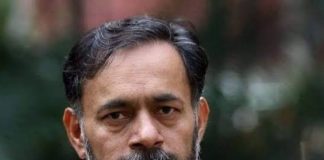दिल्ली दंगा: कॉन्स्टेबल मौत मामले की चार्जशीट में स्वराज इंडिया के अध्यक्ष योगेन्द्र यादव का भी नाम