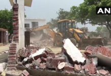 अपराधी विकास दुबे के घर चली जेसीबी, 24 घंटे से जारी है छापेमारी