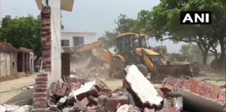 अपराधी विकास दुबे के घर चली जेसीबी, 24 घंटे से जारी है छापेमारी