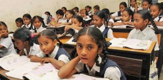 बच्चों के भविष्य का राजनीतिकरण न करें: अखिलेश यादव