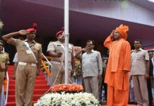 योगी आदित्यनाथ ने किया ध्वजारोहण