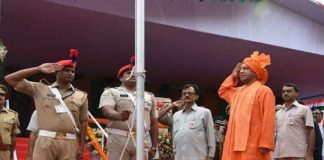 योगी आदित्यनाथ ने किया ध्वजारोहण