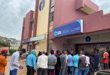 गाज़ीपुर:SBI मेन ब्रांच में सोशल डिस्टेंसिंग की धज्जियां