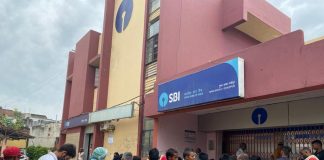 गाज़ीपुर:SBI मेन ब्रांच में सोशल डिस्टेंसिंग की धज्जियां