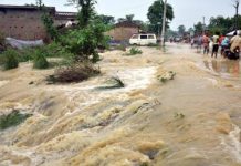 बिहार में बाढ़ का कहर जारी, बांध टूटने की घटना लगातार सामने आ रही है