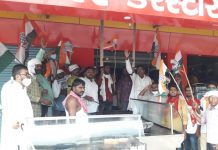 भदोही : काँग्रेस ने पकौड़ा बेंचकर, मोदी की नीतियों का किया विरोध