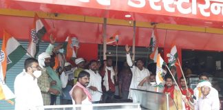 भदोही : काँग्रेस ने पकौड़ा बेंचकर, मोदी की नीतियों का किया विरोध