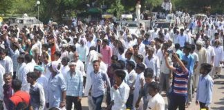 हरियाणा में सड़कों पर उतरे किसान, पुलिस ने लाठीचार्ज किया, कई किसान घायल