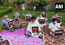 कृषि बिल पास होने के विरोध में संसद में चादर-तकिया लेकर धरने पर बैठे सांसद