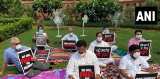 कृषि बिल पास होने के विरोध में संसद में चादर-तकिया लेकर धरने पर बैठे सांसद