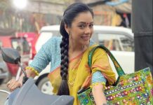 छोटे पर्दे की अनुपमा ने साड़ी पहनकर चलाई बाइक, वायरल हुईं तस्वीर