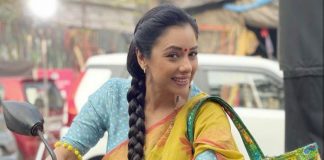 छोटे पर्दे की अनुपमा ने साड़ी पहनकर चलाई बाइक, वायरल हुईं तस्वीर