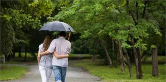 Monsoon Travel Plans: मानसून में है घूमने का प्लान तो रखें इन बातों का ध्यान