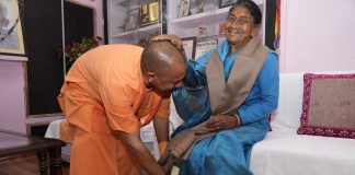 Yogi Adityanath : मां से मिलकर भावुक हुए योगी आदित्याथ, गांव में आंखें हुई नम; देखें फोटो और VIDEO