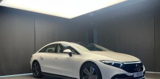 Mercedes-Benz EQS 580: एक बार चार्ज होने पर 857 किलोमीटर का सफ़र करवाएगी यह कार, मोबाइल से तेज़ है चार्जिंग सिस्टम!