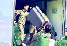 ग़ज़ब की बेइज़्ज़ती! ना स्वागत, ना सत्कार, ऑस्ट्रेलिया में ट्रक पर सामान चढ़ाते नज़र आए पाकिस्तानी क्रिकेटर